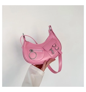 Vue détaillée du sac lune en cuir verni rose avec quincaillerie argentée et zip circulaire