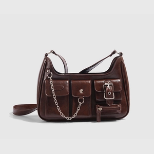 Dunkelbraune glänzende Unterarmtasche im Retro-Stil mit Mehrfachtaschen und Metallkette