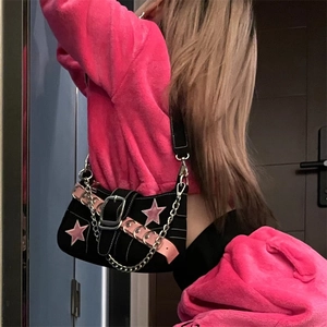 Vue détaillée de dos d'un sac punk Y2K avec étoiles roses et chaînes en métal