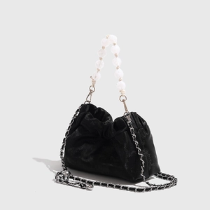 Detail der schwarzen Falten-Cloud-Tasche mit Perlengriff und silberner Kette
