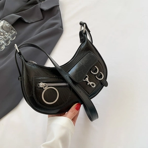 Sac Bandoulière Femme en Cuir PU Croissant Style Moto Punk Multi Poches Sac à Épaule avec Anneau Métallique Fermeture Éclair Y2K