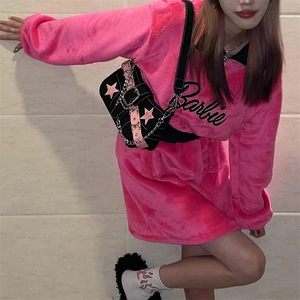 Détail d'un sac à bandoulière Y2K noir avec étoiles roses et détails de chaîne