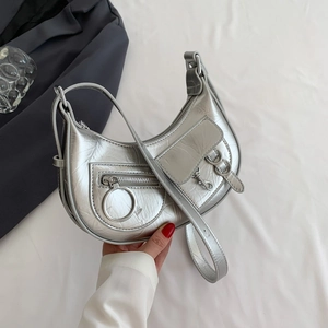 Sac bandoulière demi-lune argenté avec texture plissée et détails punk métalliques