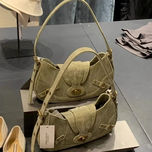 Sac à épaule en jean vert vintage avec ferrures en bronze et boucles au style rétro