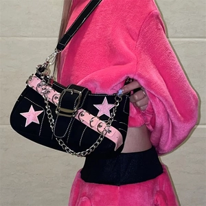Vue détaillée du sac d'épaule noir Y2K avec étoile rose et chaîne en métal argenté