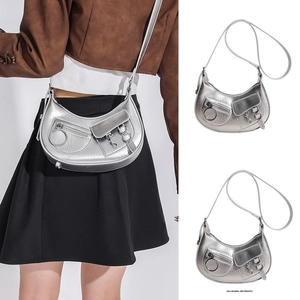 Sac à bandoulière argenté demi-lune avec texture crocodile et style punk Y2K