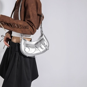 Sac bandoulière demi-lune argenté style punk avec boucles métalliques pour femmes