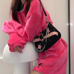 Détail du sac à épaule noir Y2K avec écussons étoiles roses et chaîne métallique chic