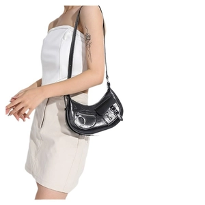 Sac bandoulière demi-lune noir style motard avec fermetures éclair et boucles argent