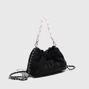 Elegante schwarze Falten-Cloud-Tasche mit Perlengriff und silberner Kette
