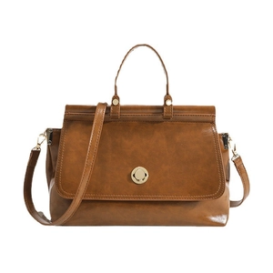 Dettaglio della borsa a cartella marrone vintage con chiusura a scatto dorata girevole