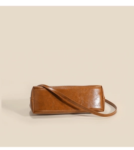 Dettaglio della borsa vintage in pelle marrone con finitura lucida e cuciture pulite