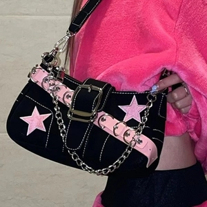 Sac à bandoulière Y2K noir avec étoiles roses et chaîne en métal argenté