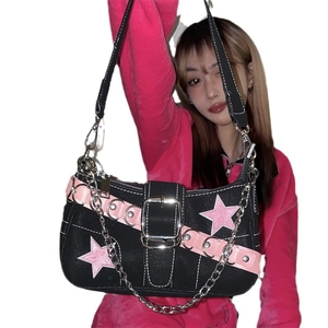 Sac sous les aisselles Y2K noir avec étoiles roses et chaîne en métal sur modèle
