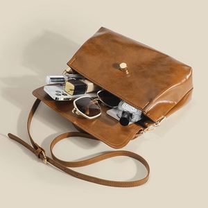 Borsa a cartella vintage in pelle marrone con chiusura girevole dorata e interno ampio