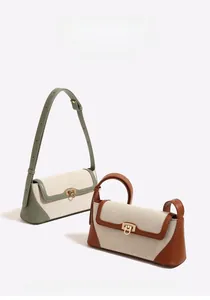 Dettaglio di borse baguette vintage con patchwork in tela e pelle e fibbie metalliche H-lock