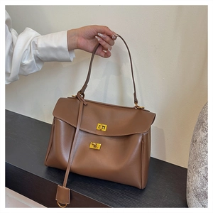Détail du grand sac cabas souple en cuir marron vintage avec fermoir rotatif doré