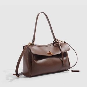 Détail du sac fourre-tout en cuir souple avec fermoir rotatif doré élégant et bandoulière