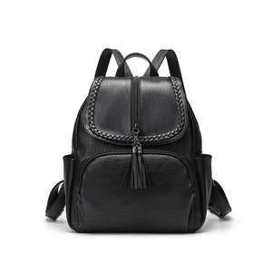 Zaino minimalista in pelle PU nera con dettagli intrecciati e accenti di doppia nappa
