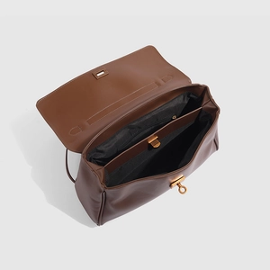 Détail de l'intérieur du cabas en cuir marron avec double compartiment et fermoir cuivré