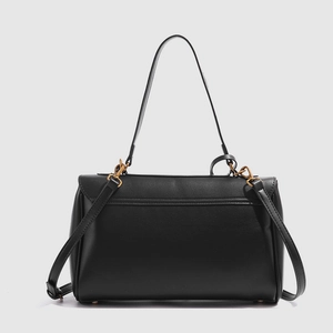 Détails de l'arrière du cabas noir minimaliste avec poche et garniture dorée