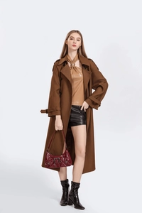 Détail d'un trench-coat classique à double boutonnage en laine marron avec pattes d'épaule