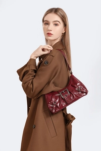Détail du sac bandoulière en cuir plissé rouge foncé avec boucle vintage argentée