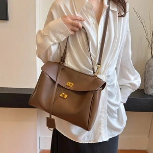 Sac fourre-tout en cuir marron avec doubles fermoirs dorés et bandoulière réglable