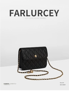 Détail d'un sac en cuir noir matelassé avec fermoir fleur dorée et bandoulière chaîne