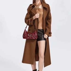 Sac à épaule vintage en cuir brillant bordeaux avec boucles métalliques pour femme