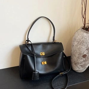 Sac fourre-tout minimaliste en cuir noir mat avec boucles d'or et bandoulière