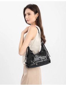 Détail du sac sous l'aisselle noir avec trois sangles en cuir et boucles argentées
