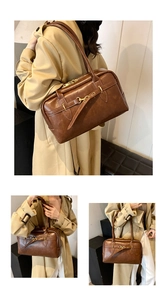 Détail du sac sous le bras vintage en cuir marron avec boucle mors dorée élégante