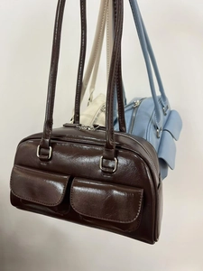 Detailed comparison of oil wax leather bowling bags in dark coffee, cream, and light blue colors