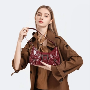 Sac hobo rétro bordeaux en similicuir brillant avec boucle métallique vintage pour femme