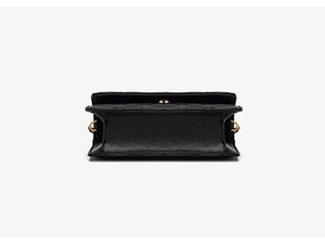 Vue de dessus du sac en cuir matelassé noir montrant le compartiment et métal doré