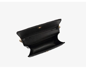 Vue détaillée de l'intérieur du sac matelassé en cuir noir avec chaîne dorée