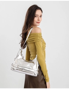 Détail du sac de moto argenté avec boucles et sangles dans un style pur Y2K