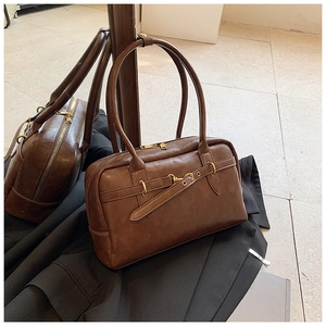 Vue détaillée du sac Boston vintage marron foncé avec boucle dorée et finition en cuir lisse