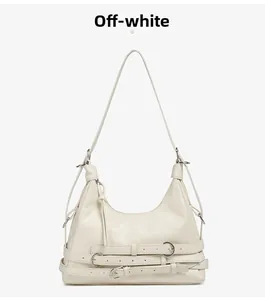 Détail du sac à bandoulière en cuir blanc crème avec boucles métalliques argentées décoratives