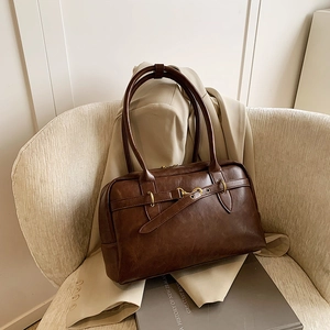 Sac à bandoulière Boston vintage en cuir marron foncé de grande capacité sur fauteuil