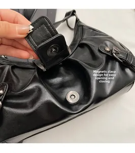 Détail d'un sac cabas vintage noir avec fermeture magnétique sécurisée et cuir froissé