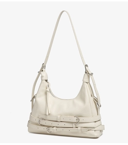 Vue détaillée du sac croissant blanc crème avec sangles et boucles métalliques