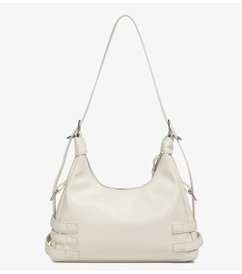 Vue détaillée du sac hobo en cuir blanc cassé avec anneau argenté et sangle texturée