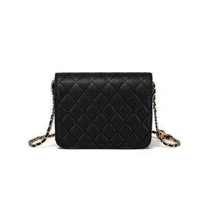 Sac à bandoulière classique en cuir noir matelassé avec une chaîne dorée élégante
