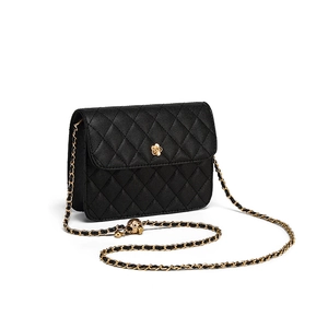 Sac bandoulière matelassé noir avec boucle camélia dorée et bandoulière en chaîne de luxe