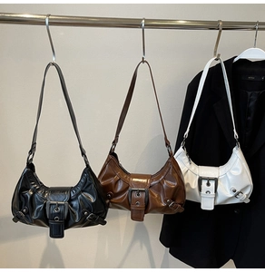 Trois couleurs de sacs demi-lune rétro avec boucle métallique suspendus en exposition