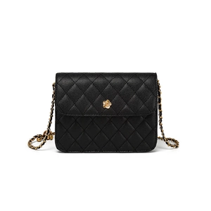 Sac bandoulière noir matelassé avec boucle fleur dorée et bandoulière chaîne