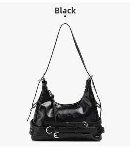 Détail du cuir ciré noir avec boucles métalliques argentées et lanières rétro chic