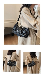 Détail du sac cabas vintage en similicuir noir avec anneau métallique et boucles